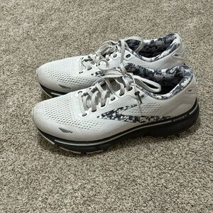 Women’s Brooks Ghost 15 Running shoes.